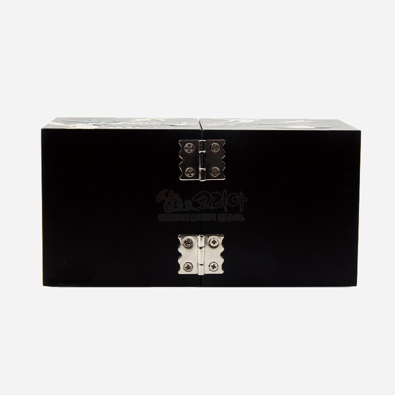 검은 옻칠 표면에 금속 경첩 장식을 더한 직사각형 쌍합 형태의 공예 상자. 검은 옻칠 표면에 금속 경첩 장식을 더한 직사각형 쌍합 형태의 공예 상자.