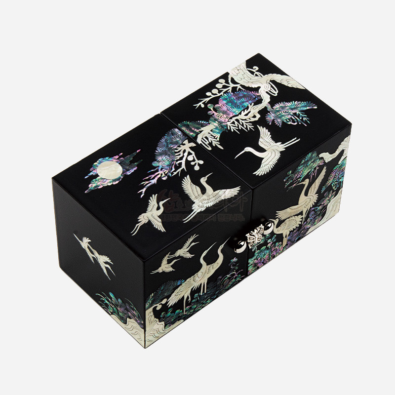 흑색 옻칠 바탕에 자개 상감 기법으로 달과 학, 소나무 문양을 섬세하게 표현한 쌍합 형태의 보관함. 흑색 옻칠 바탕에 자개 상감 기법으로 달과 학, 소나무 문양을 섬세하게 표현한 쌍합 형태의 보관함.