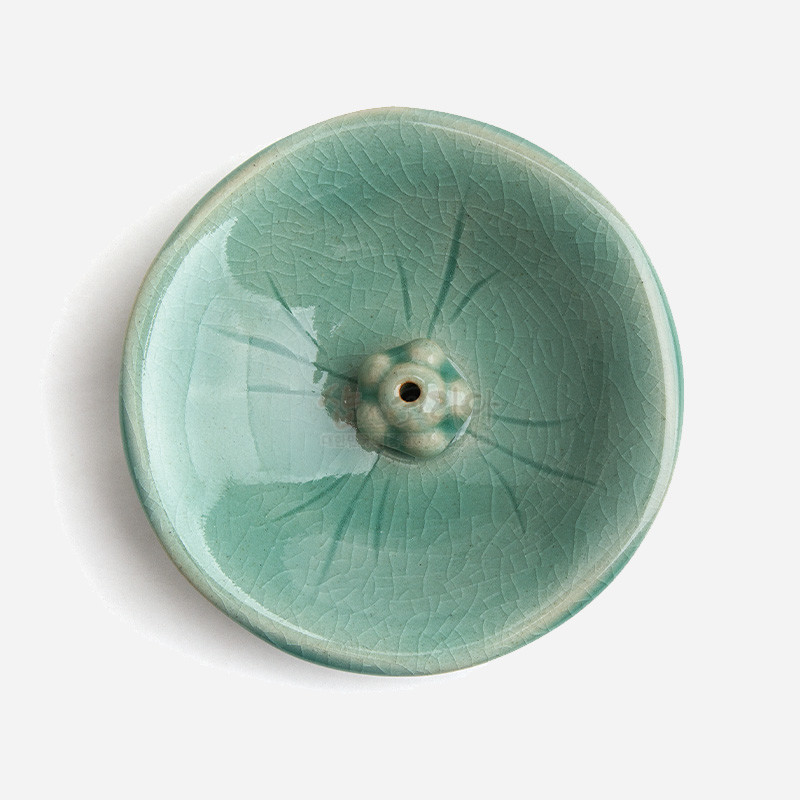 비취색 유약을 입힌 도자 재질, 연잎 문양과 중앙 꽃봉오리 형태 향꽂이 접시. 비취색 유약을 입힌 도자 재질, 연잎 문양과 중앙 꽃봉오리 형태 향꽂이 접시.