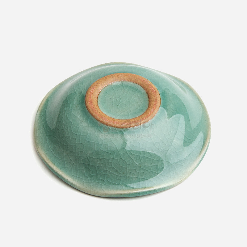 비취색 유약을 입힌 도자 재질, 연잎 형태와 갈색 굽 부분의 대비가 특징인 접시형 향꽂이. 비취색 유약을 입힌 도자 재질, 연잎 형태와 갈색 굽 부분의 대비가 특징인 접시형 향꽂이.