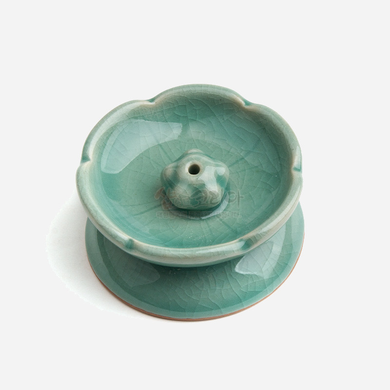 비취색 청자 재질, 연잎 형상과 잔잔한 균열무늬가 어우러진 연꽃받침형 향꽂이.