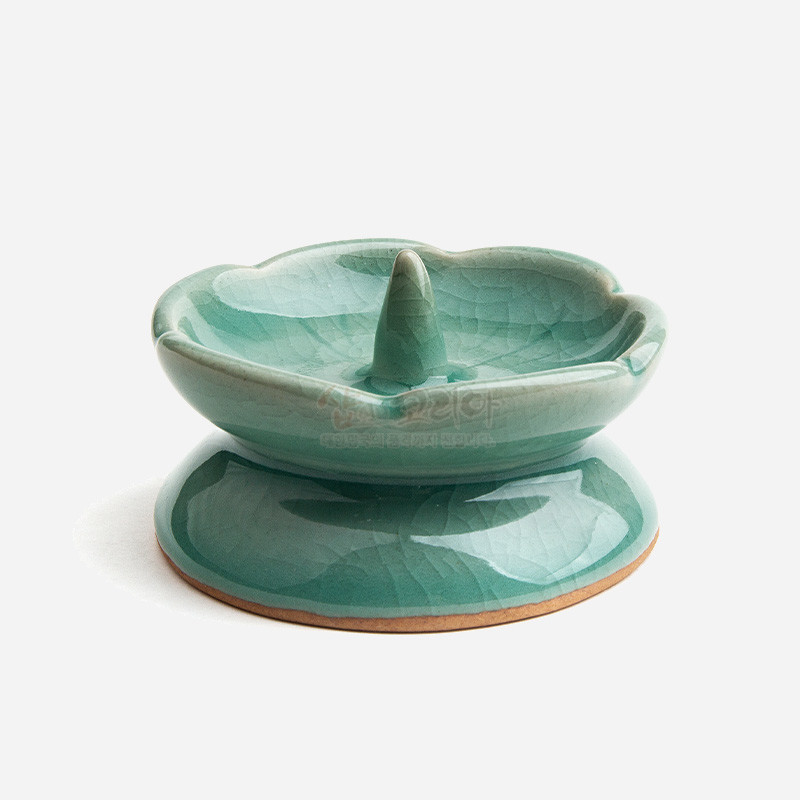 연잎 모양을 형상화한 청자 도자 촛대, 비취색 유약과 균열무늬가 어우러진 소형 연잎받침.