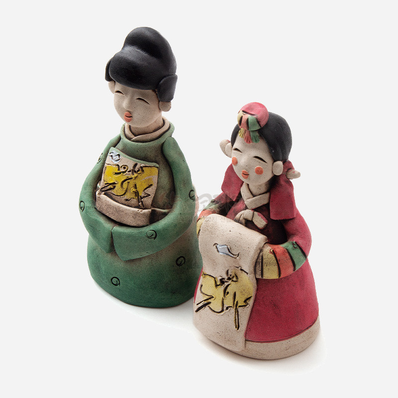 채색 도자 재질로 만든 신랑·신부 인형, 녹색·홍색 한복과 다채로운 수묵화 풍의 황색 장식 패널이 특징인 전통 혼례 조형품. 채색 도자 재질로 만든 신랑·신부 인형, 녹색·홍색 한복과 다채로운 수묵화 풍의 황색 장식 패널이 특징인 전통 혼례 조형품.