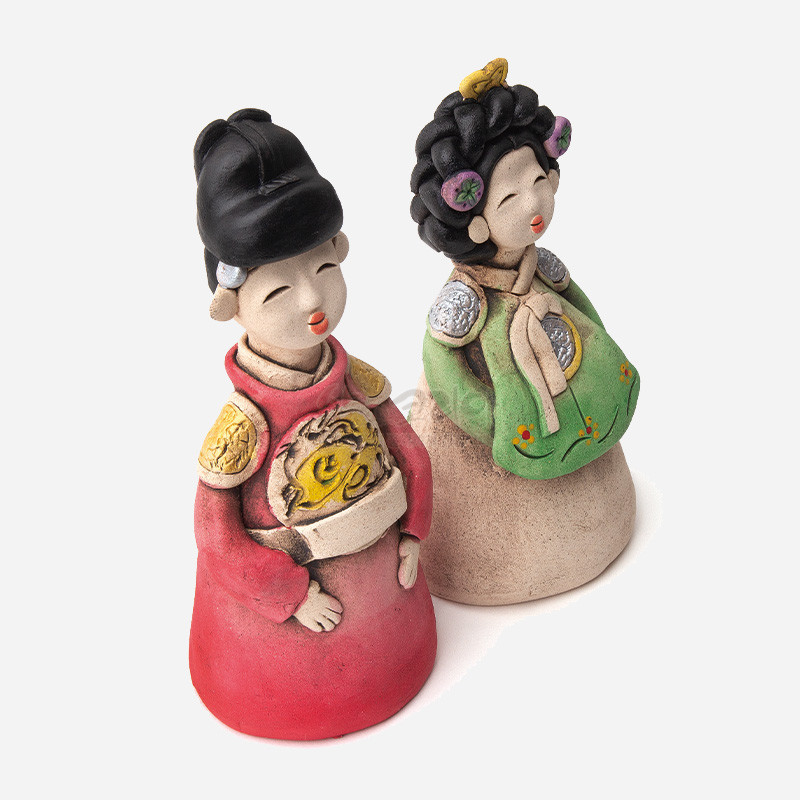 황토 재질로 빚은 왕과 왕비 인형, 붉은색과 연녹색 의복에 용 문양과 꽃무늬를 채색한 공예 장식품.