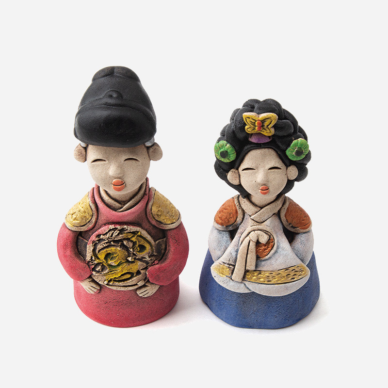 황토 소재로 제작된 왕과 왕비 인형 한 쌍, 붉은색·청색 한복과 금색 용 문양, 화려한 머리장식이 특징인 전통 조형 장식.