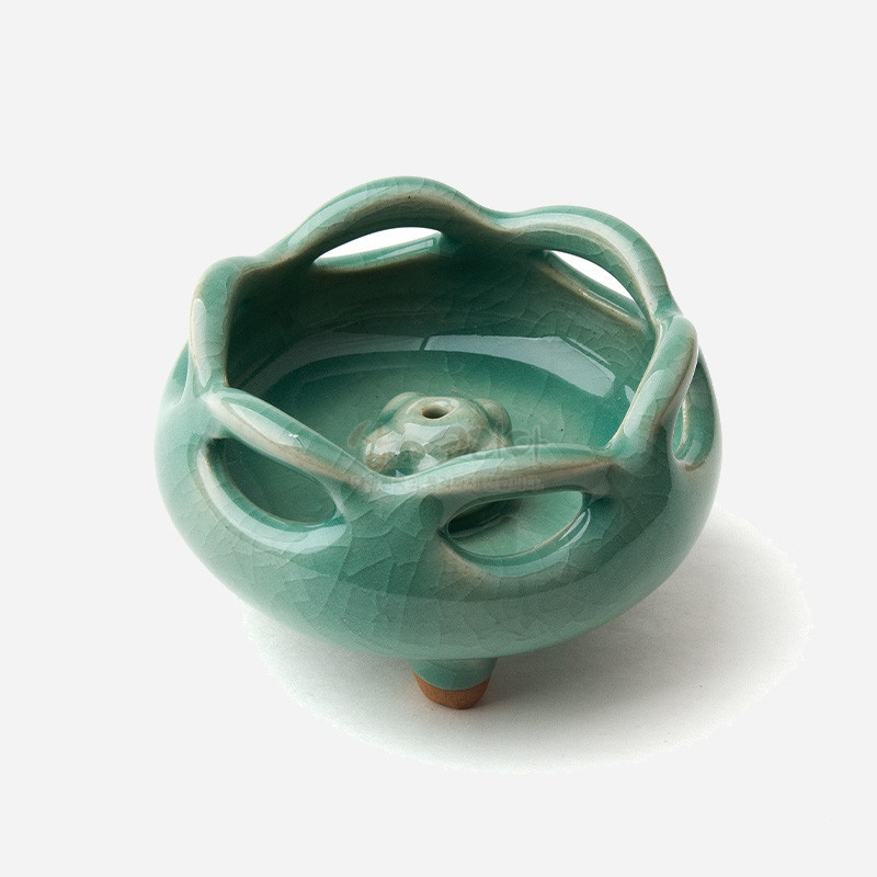 청자빛 유약과 균열무늬가 어우러진 도자 재질, 꽃잎 형상 투각 장식의 향꽂이. 청자빛 유약과 균열무늬가 어우러진 도자 재질, 꽃잎 형상 투각 장식의 향꽂이.