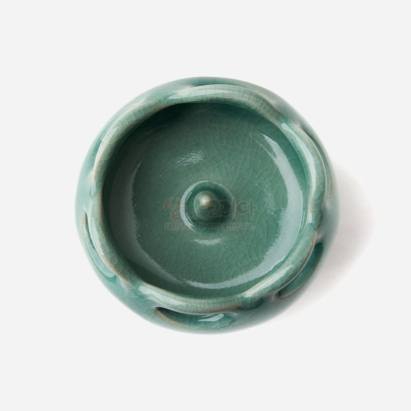 청자색 유약을 입힌 도자 재질, 가장자리에 투각 구멍과 유약 갈라짐 문양이 있는 작은 촛대. 청자색 유약을 입힌 도자 재질, 가장자리에 투각 구멍과 유약 갈라짐 문양이 있는 작은 촛대.