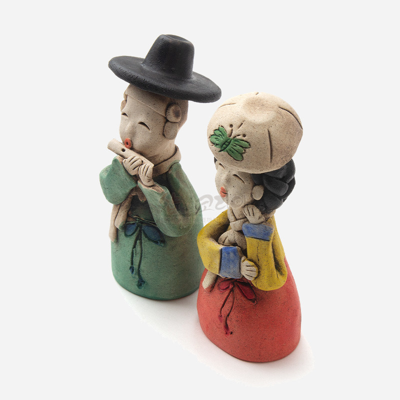 황토 재질의 선비와 여인 인형, 청록·홍색 한복과 노랑 저고리, 나비 장식 머리수건이 어우러진 공예 장식품.