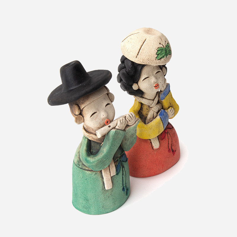 황토 재질에 손조각 기법으로 표현된 선비와 기생 인형, 청록·노랑·빨강 등 채색이 조화를 이룬 전통 복식 장식.