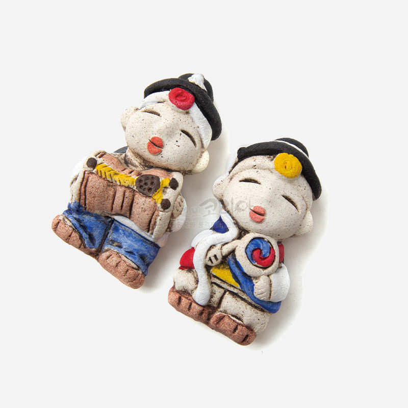 황토 재질로 만든 농악 인형 형태의 냉장고 자석, 붉은·파란·노란 색상 포인트와 전통 악기 장식이 돋보이는 디자인.