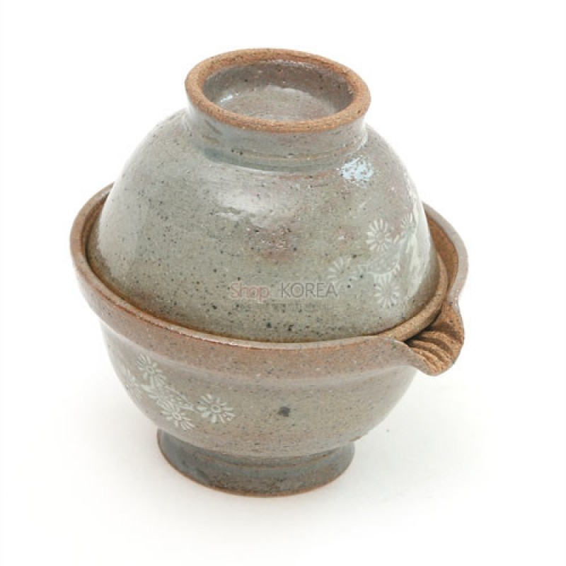 청회색 유약을 입힌 도자 재질에 백색 국화 문양이 둘러진 1인용 다기 세트.