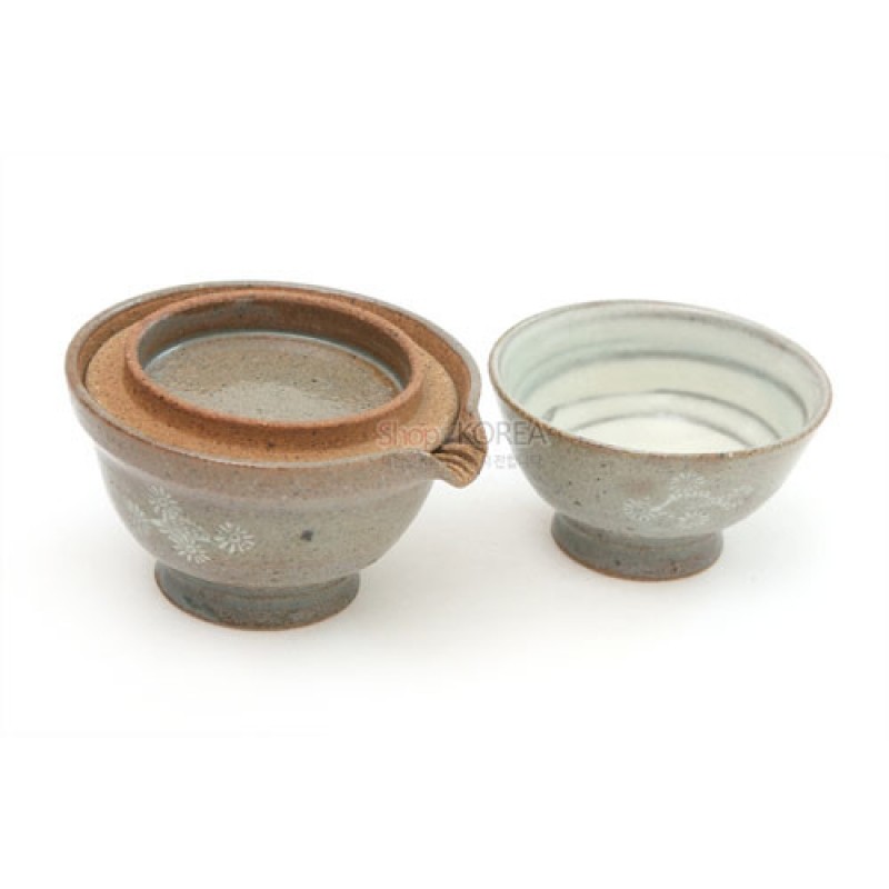 갈색과 회색 조합의 도자기 재질, 외부에 은은한 국화 문양과 내부 백색 유약이 조화를 이룬 1인 다기 세트.