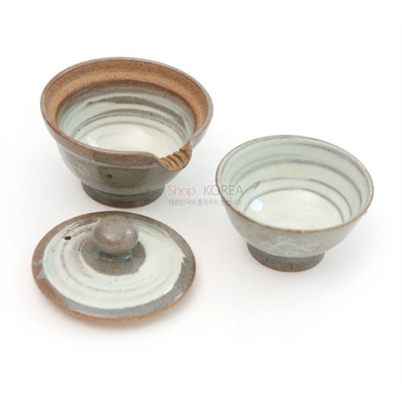 갈색과 아이보리 색조의 도자기로 제작된 찻주전자와 찻잔, 유약의 자연스러운 흐름 무늬가 특징인 1인 다기 세트.