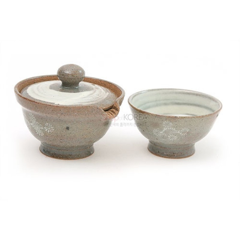 갈색과 회청색 조화의 도자 소재, 잔잔한 백색 국화 문양이 둘레에 둘러진 1인용 다기 세트.