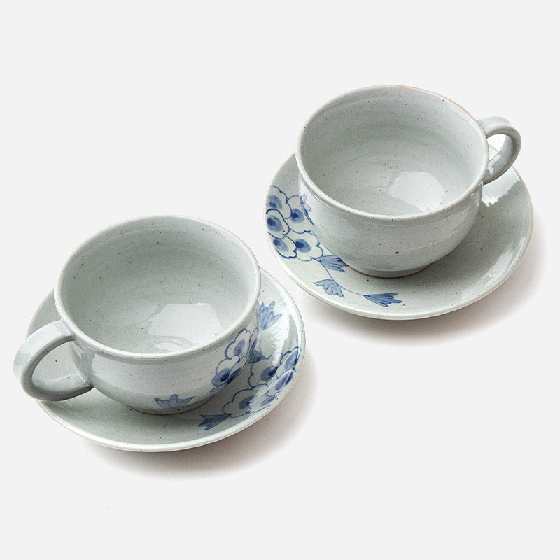 청자빛 분청 도자 재질에 푸른 목단 문양이 수채화처럼 그려진 커피잔과 받침 세트.