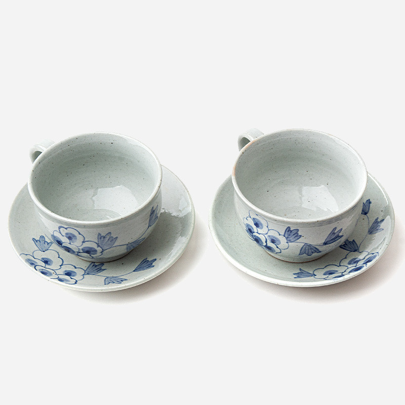 옅은 회백색 분청 도자기에 청화 안료로 목단문을 수채화처럼 그린 커피잔과 받침 세트. 옅은 회백색 분청 도자기에 청화 안료로 목단문을 수채화처럼 그린 커피잔과 받침 세트.