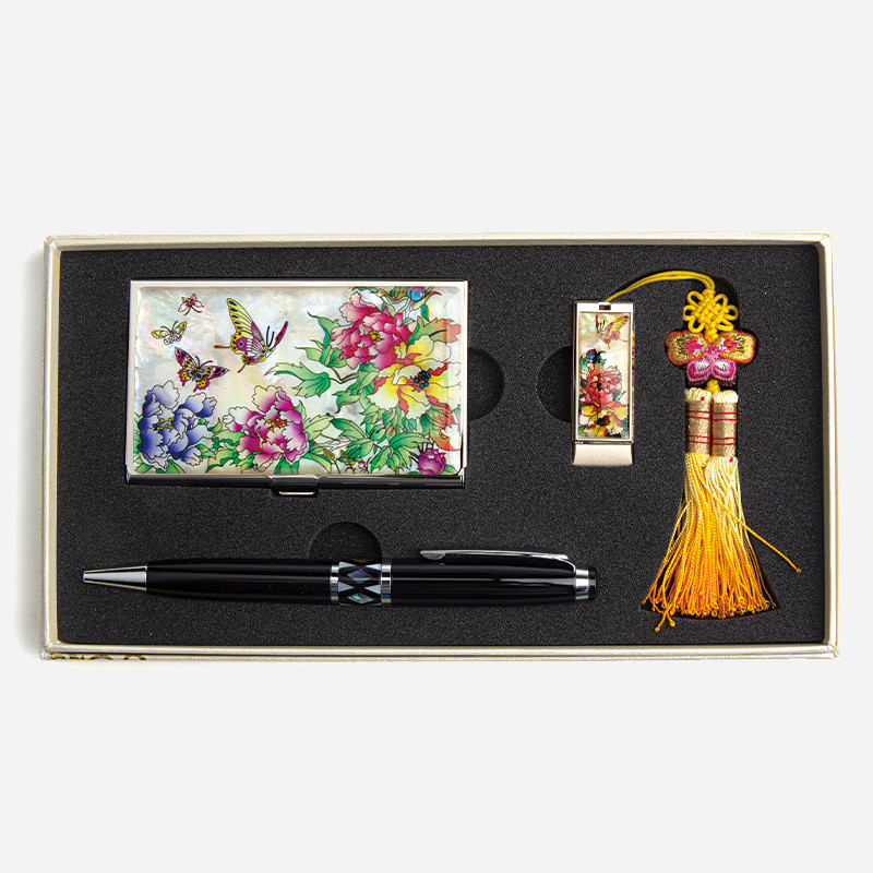 자개 상감으로 표현한 목단과 나비 문양의 금속 명함집·USB, 오방색 수술 매듭 장식과 펜 구성 세트.
