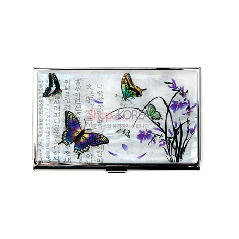 자개 상감 기법으로 표현된 난초와 다채로운 나비 문양, 은은한 한글 글씨 배경이 조화를 이룬 금속 명함집.
