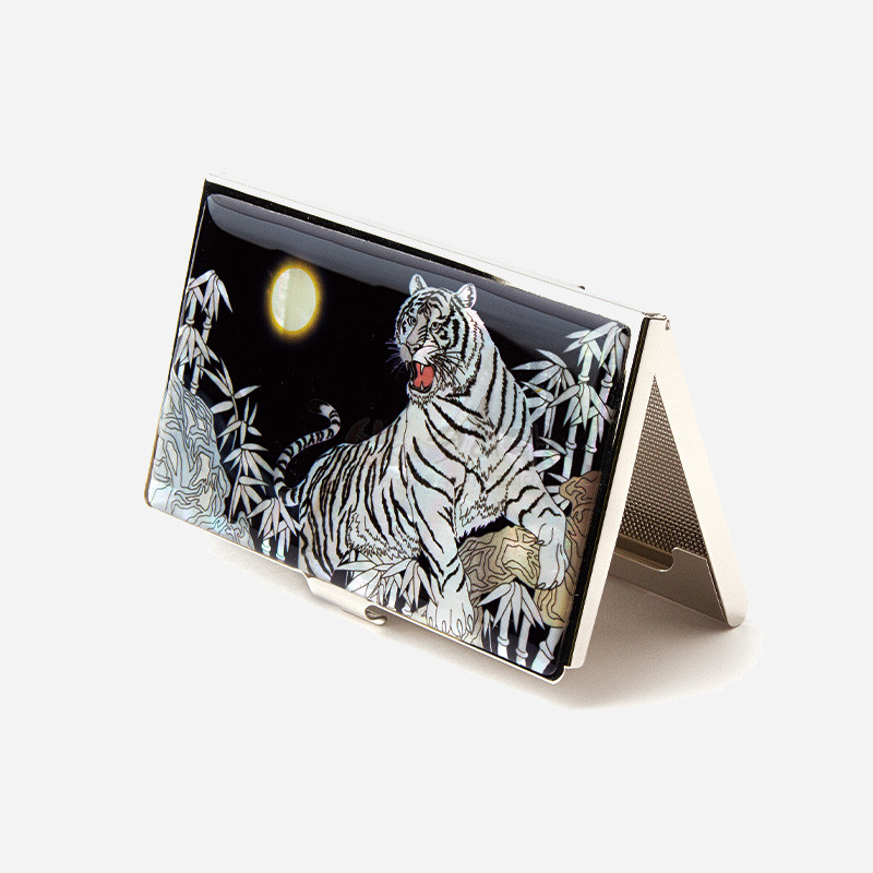 자개 상감 기법으로 달빛 아래 백호와 대나무 숲을 표현한 흑색 바탕 금속 명함집. 자개 상감 기법으로 달빛 아래 백호와 대나무 숲을 표현한 흑색 바탕 금속 명함집.