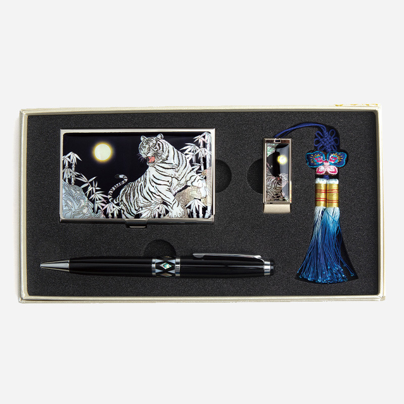 자개 상감으로 백호와 대나무 문양을 넣은 금속 명함집·USB와 청색 매듭·술 장식, 흑색 금속 볼펜 세트.