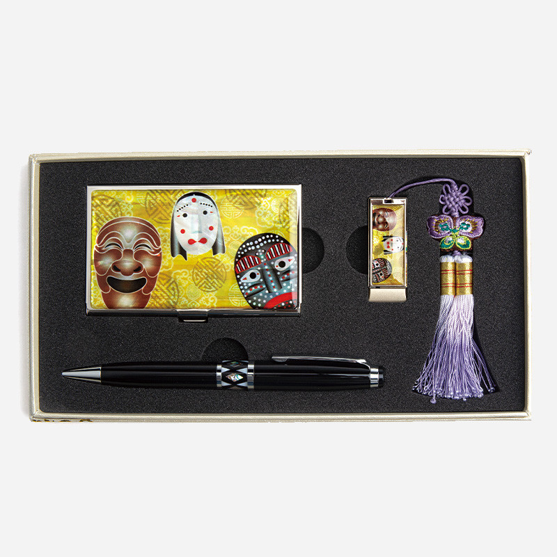 금속 명함집과 USB에 한국 전통 탈 문양을 인쇄하고, 보라색 술과 매듭·나비 장식을 더한 세트 구성.