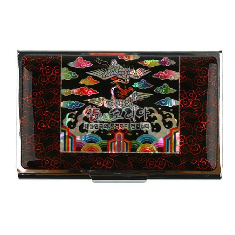 자개 상감 기법으로 봉황과 구름 문양을 넣고, 검정 바탕에 붉은 연속문을 더한 금속 명함집. 자개 상감 기법으로 봉황과 구름 문양을 넣고, 검정 바탕에 붉은 연속문을 더한 금속 명함집.