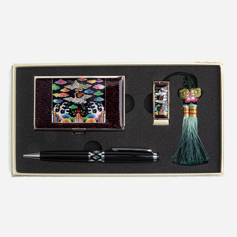 자개 상감으로 흉배 형식의 학과 구름 문양을 넣은 명함집·USB·볼펜 세트, 비단 나비매듭과 청록색 술 장식 특징.