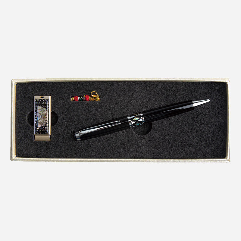 흑색 광택 바디와 자개 상감 장식이 들어간 볼펜과 훈민정음 자개 문양 USB, 금속 장식 스트랩 구성 세트.