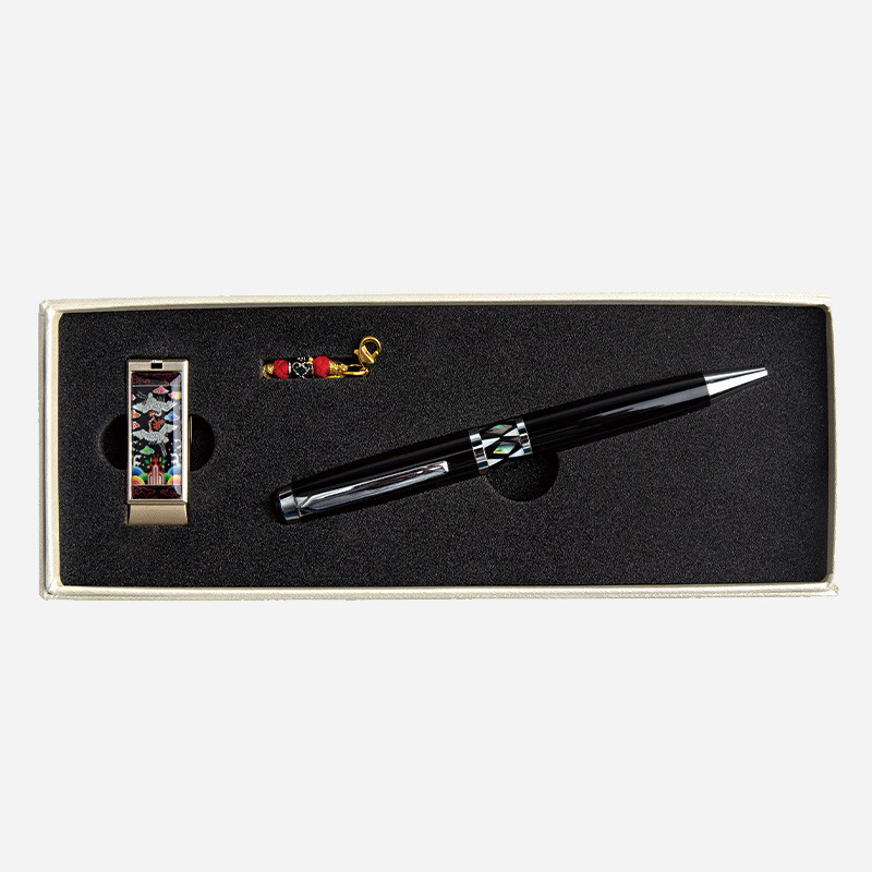 흑색 옻칠 바탕에 자개 상감 흉배 문양 USB와 금속 클립 볼펜, 색실 매듭 장식 스트랩이 포함된 세트.