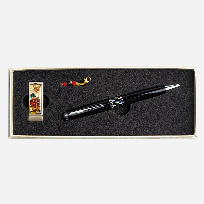 흑색 옻칠 볼펜과 자개 상감 장식, 목단과 나비 문양의 USB 메모리, 적색 매듭 장식 스트랩으로 구성된 세트.