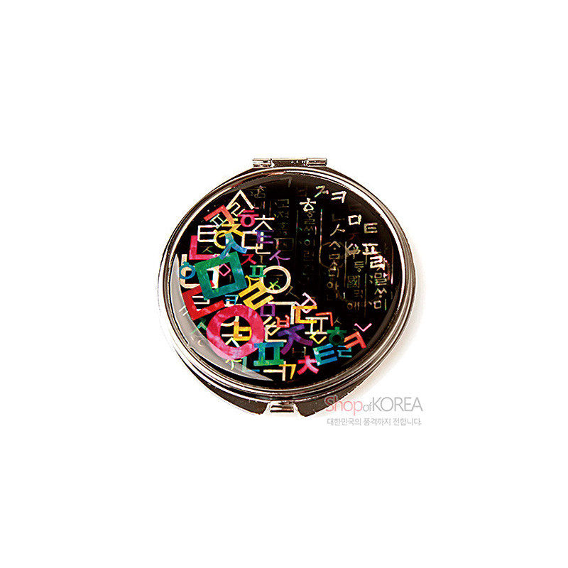 검은 바탕 위에 자개 상감 기법으로 다채로운 한글 자음 문양을 배치한 금속 테두리 휴대용 손거울. 검은 바탕 위에 자개 상감 기법으로 다채로운 한글 자음 문양을 배치한 금속 테두리 휴대용 손거울.