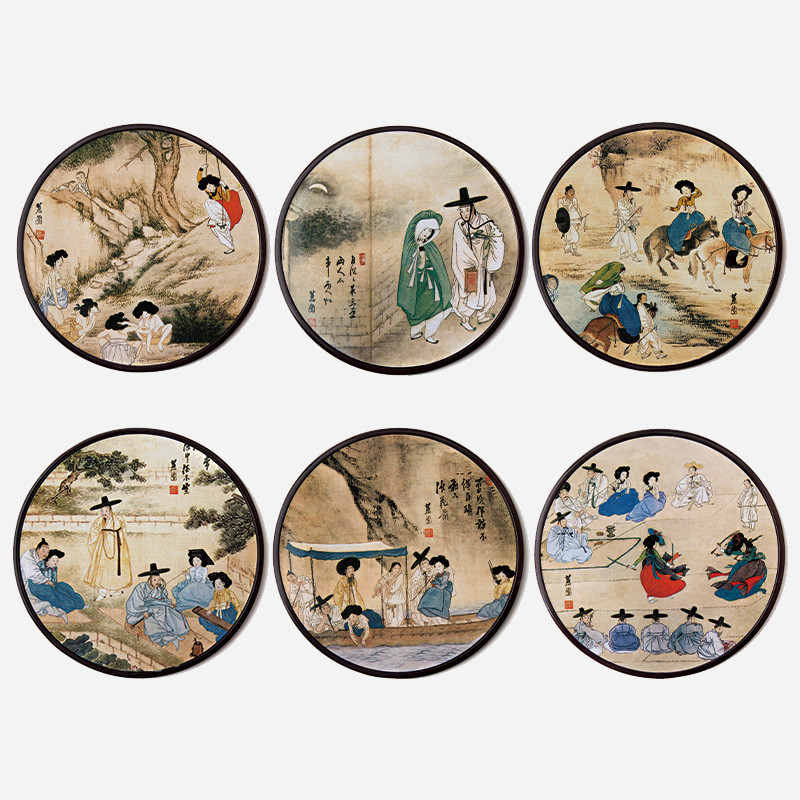 전통풍속화를 인쇄한 원형 컵받침 세트, 담갈색 테두리와 은은한 수묵채색이 조화를 이루는 디자인.