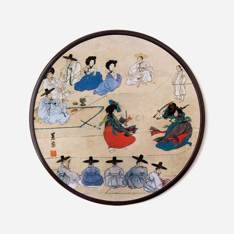 신윤복 풍속화가 인쇄된 원형 컵받침, 베이지 바탕에 청색·적색 한복 인물 묘사와 짙은 갈색 테두리 장식.