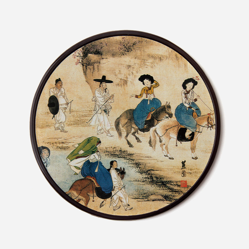 전통 회화 기법으로 그린 신윤복 풍속화 인쇄가 특징인 원형 컵받침, 갈색 테두리와 청색·베이지 색감 조화.