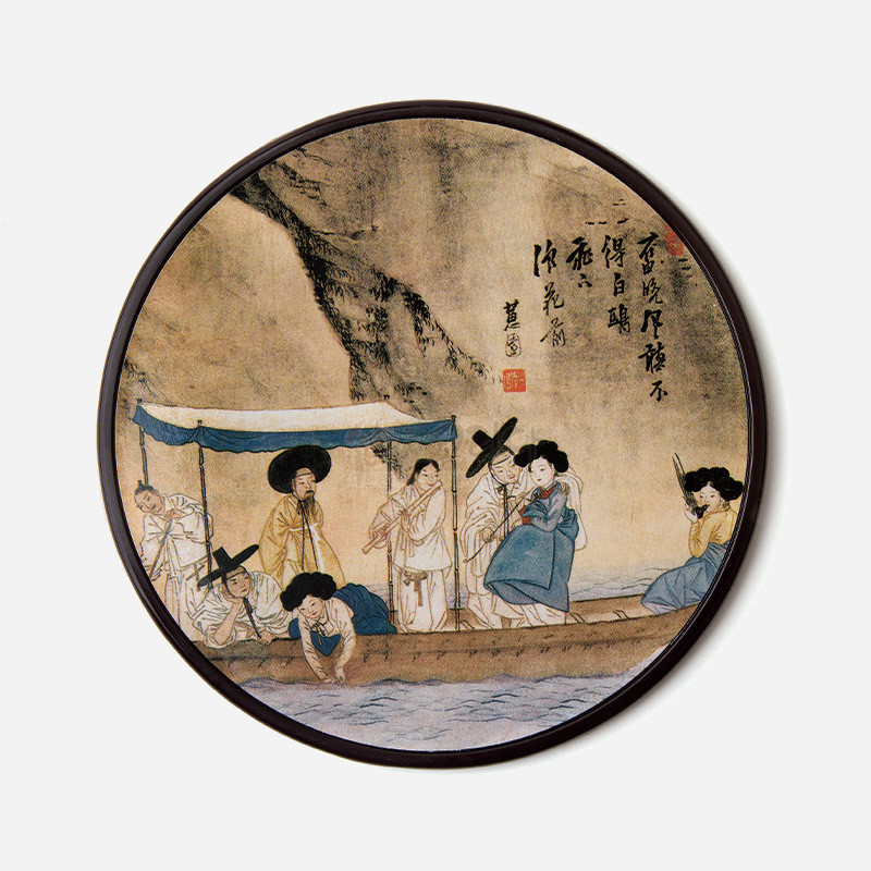 신윤복 풍속화가 인쇄된 원형 컵받침, 옅은 갈색 배경과 청색·백색 한복 색채가 조화를 이룬 디자인.