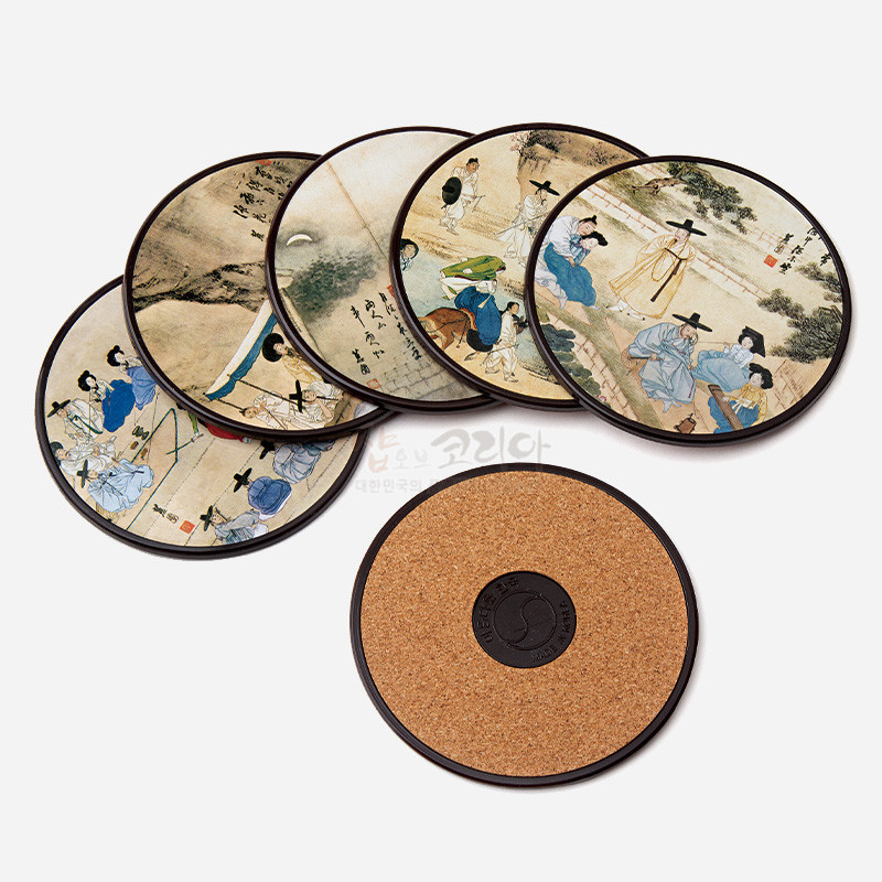 코르크 바닥과 원형 플라스틱 테두리에 신윤복 풍속화 인쇄가 된 다채로운 색감의 전통 컵받침 세트.