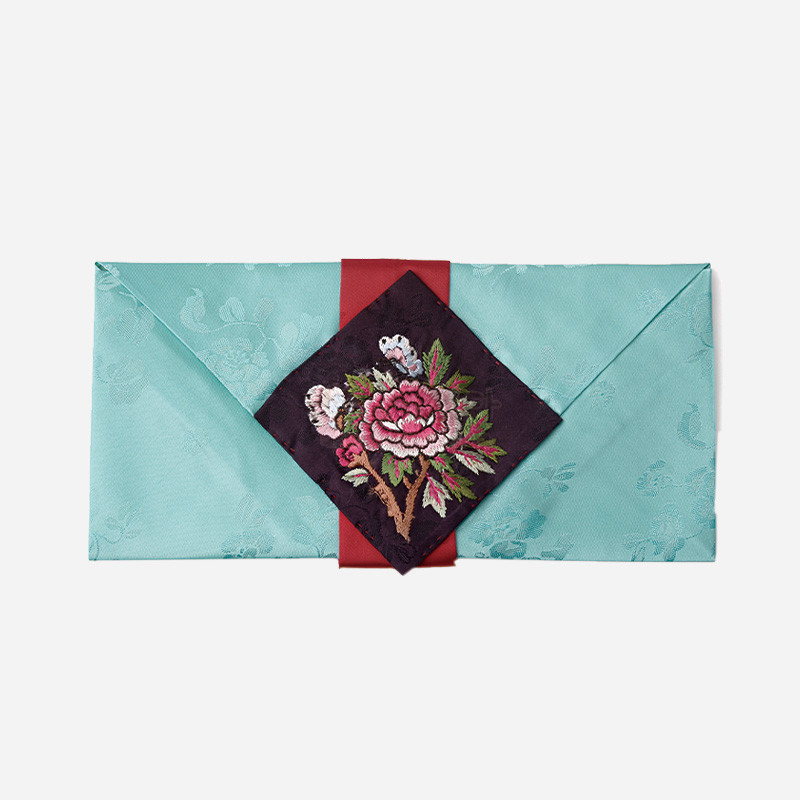청록색 비단에 은은한 꽃무늬가 놓인 봉투형 주머니, 자주색 비단 위 목단 자수 장식이 돋보이는 예단봉투. 청록색 비단에 은은한 꽃무늬가 놓인 봉투형 주머니, 자주색 비단 위 목단 자수 장식이 돋보이는 예단봉투.