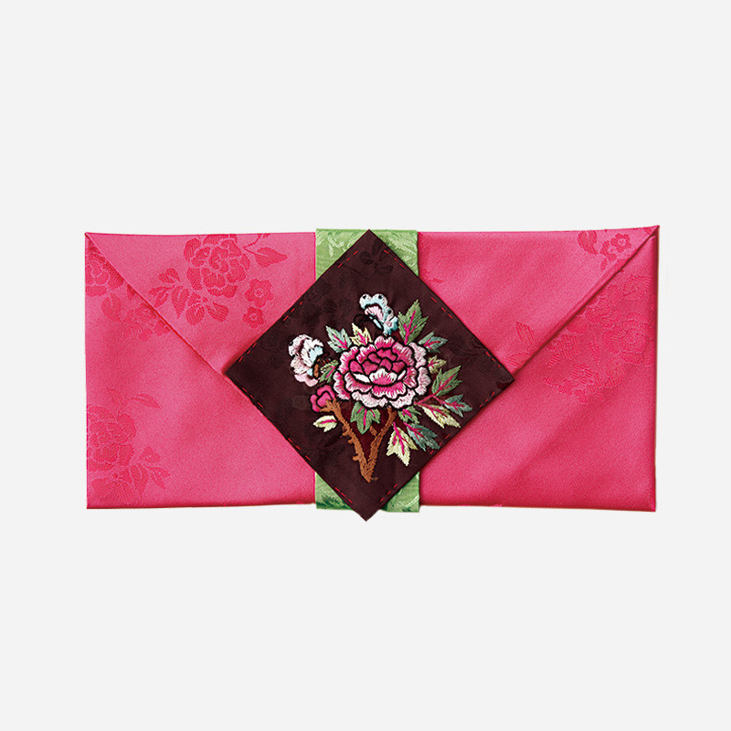 분홍색 비단에 장미문 양각이 들어간 봉투형 주머니와 중앙 모란 자수 장식이 돋보이는 전통 예단봉투. 분홍색 비단에 장미문 양각이 들어간 봉투형 주머니와 중앙 모란 자수 장식이 돋보이는 전통 예단봉투.