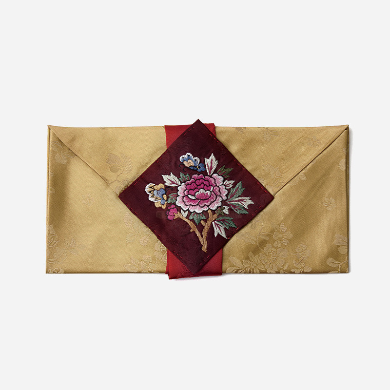 황금빛 비단에 은은한 꽃문양을 넣고, 자주색 비단 장식에 목단 자수와 나비 자수를 더한 봉투형 예단보. 황금빛 비단에 은은한 꽃문양을 넣고, 자주색 비단 장식에 목단 자수와 나비 자수를 더한 봉투형 예단보.