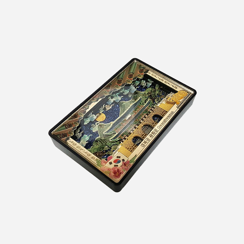 입체 기법으로 표현된 광화문과 야경, 구름 문양을 선명한 색채로 담은 직사각형 자석 장식.