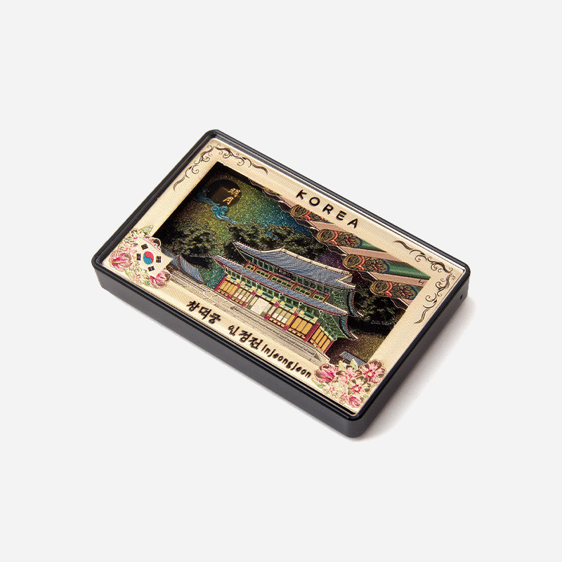 다채로운 채색과 입체 부조 기법으로 창덕궁 인정전을 표현하고 가장자리에 꽃문양을 더한 직사각형 마그넷. 다채로운 채색과 입체 부조 기법으로 창덕궁 인정전을 표현하고 가장자리에 꽃문양을 더한 직사각형 마그넷.