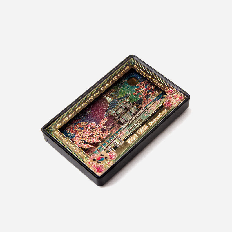 입체 부조 기법으로 경복궁 향원정과 벚꽃을 표현한 금속 마그넷, 화려한 금색 테두리와 다채로운 색채가 돋보이는 장식.