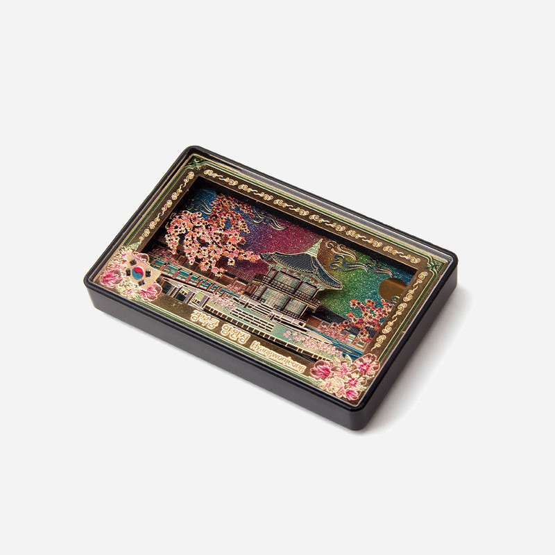 화려한 자개 효과로 표현된 경복궁 향원정과 벚꽃, 금색 테두리 장식이 특징인 직사각형 입체 마그넷.