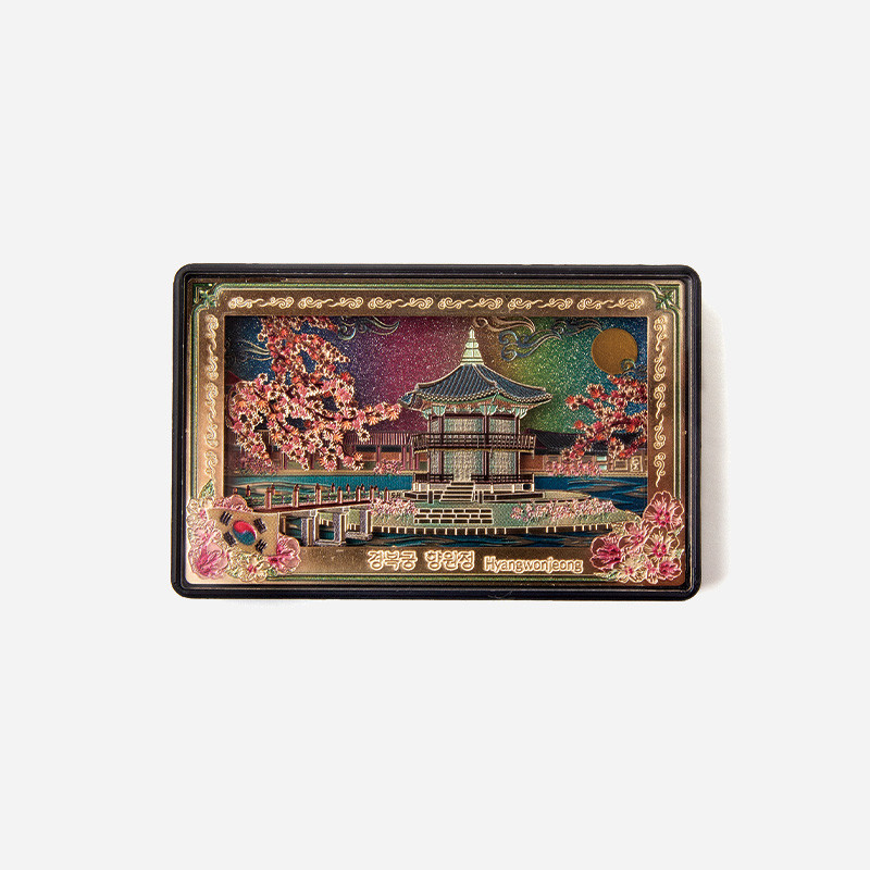 자개 재질 위에 경복궁 향원정을 입체적으로 표현한 금속 테두리 마그넷, 분홍 꽃문양과 오방색 포인트 장식.
