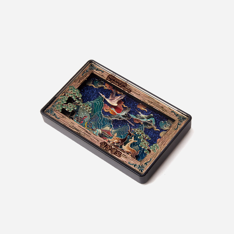 청동빛 금속 재질에 채색 입체 기법으로 표현한 산수와 학·사슴 십장생도 문양 장식 마그넷.