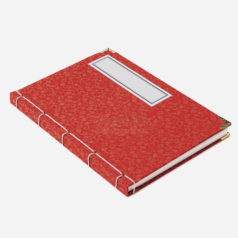 적색 비단 재질에 섬세한 꽃무늬 문양을 넣고 전통 오침 제본과 금속 모서리 장식을 더한 노트. 적색 비단 재질에 섬세한 꽃무늬 문양을 넣고 전통 오침 제본과 금속 모서리 장식을 더한 노트.