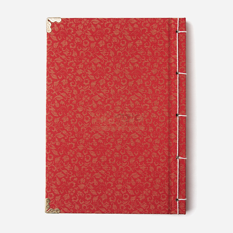 적색 비단 천에 금색 꽃문양을 더한 표지와 흰 실로 제본된 오침 방식, 모서리 금속 장식이 있는 전통 노트. 적색 비단 천에 금색 꽃문양을 더한 표지와 흰 실로 제본된 오침 방식, 모서리 금속 장식이 있는 전통 노트.