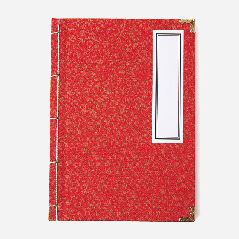 적색 비단에 금색 꽃무늬 직조된 표지와 전통 오침 제본, 금속 모서리 장식이 특징인 노트. 적색 비단에 금색 꽃무늬 직조된 표지와 전통 오침 제본, 금속 모서리 장식이 특징인 노트.