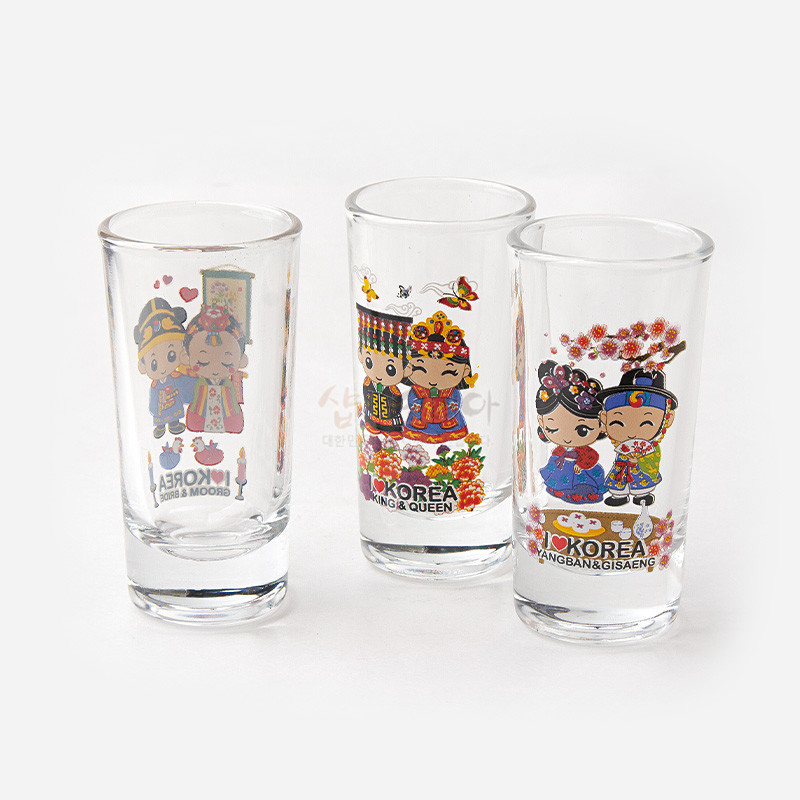 전통 한복을 입은 커플 캐릭터와 꽃, 나비 등 다채로운 색상 일러스트가 인쇄된 유리 양주잔 3종 세트. 전통 한복을 입은 커플 캐릭터와 꽃, 나비 등 다채로운 색상 일러스트가 인쇄된 유리 양주잔 3종 세트.