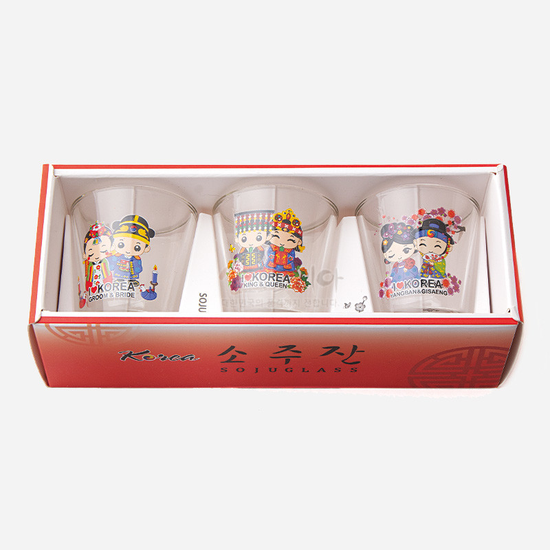 한복을 입은 왕과 왕비, 신랑 신부, 양반과 기생 일러스트가 다채로운 색상으로 인쇄된 유리 소주잔 3종 세트. 한복을 입은 왕과 왕비, 신랑 신부, 양반과 기생 일러스트가 다채로운 색상으로 인쇄된 유리 소주잔 3종 세트.